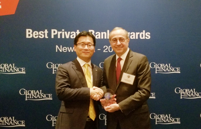 류영준(왼쪽) KB국민은행 뉴욕지점장이 미국 뉴욕 소재 하버드 클럽에서 개최된 글로벌 파이낸스지 선정 Best Private Bank Awards 2019 시상식에서 대한민국 최고 PB은행상을 수상한 뒤 기념촬영을 하고 있다.ⓒKB국민은행