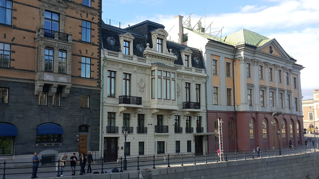 국회의사당 바로 맞은 편 스톡홀름 스트룀가탄 18번지에 있는 스웨덴 총리 공관. 가운데 건물 3층과 4층이 세계 최고의 복지를 자랑하는 강소국 스웨덴 총리의 공관이다.ⓒ이석원 제공