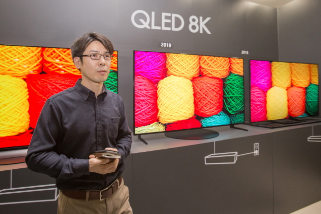 삼성전자 연구원이 8일 경기도 수원 삼성디지털시티 내에서 마련된 QLED 8K 전시관에서 TV의 화질을 시연하고 있다.ⓒ삼성전자