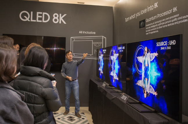 삼성전자 연구원이 8일 경기도 수원 삼성디지털시티 내에서 마련된 QLED 8K 전시관에서 퀀텀 프로세서 8K 탑재로 개선되는 TV의 화질에 대해 설명하고 있다.ⓒ삼성전자
