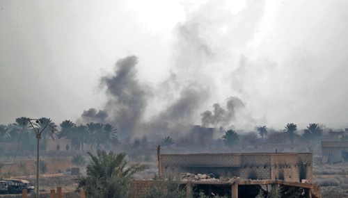 'IS 최후 점령지' 시리아 동부 바구즈에서 솟는 포연. ⓒ연합뉴스