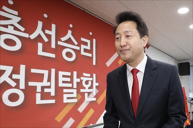 오세훈 자유한국당 미래비전위원장이 지난 7일 "박근혜 전 대통령을 극복해야 한다"는 내용의 2·27 전당대회 출마선언을 마친 뒤, 당사를 떠나고 있다. ⓒ데일리안 홍금표 기자