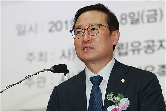 홍영표(사진) 더불어민주당 원내대표가 11일 KBS 라디오 '최강시사'에서 자유한국당을 향해 김진태·이종명·김순례 의원의 퇴출 동의를 촉구했다. ⓒ데일리안 류영주 기자