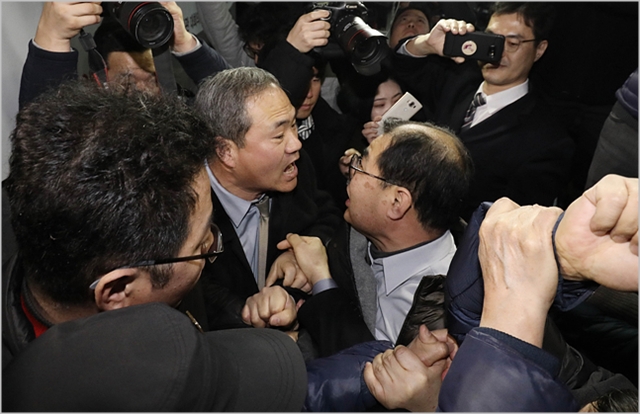 지난 8일 국회 의원회관에서 ‘5.18 진상규명 대국민공청회’가 개최된 가운데 보수단체 관계자들과 5.18 관련단체 관계자들이 몸싸움을 벌이고 있다. ⓒ데일리안 홍금표 기자 