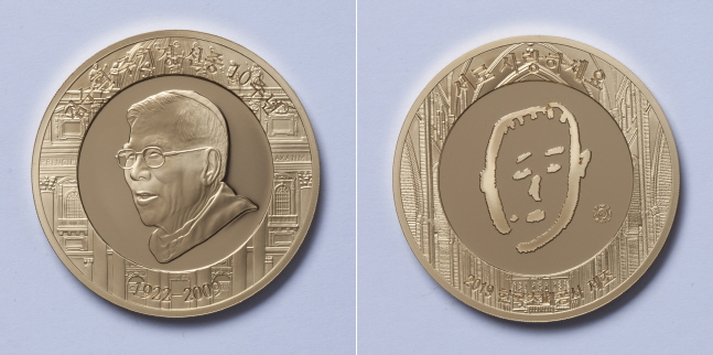 한국조폐공사가 김수환 추기경 선종 10주년을 기려 제작한 기념메달 앞면(왼쪽)과 뒷면.ⓒ한국조폐공사