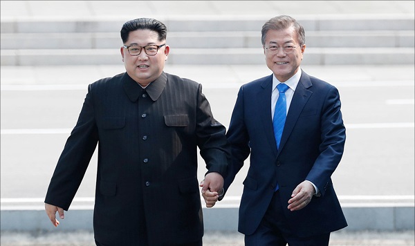 남북정상회담이 열린 지난해 4월 27일 판문점에서 문재인 대통령과 김정은 북한 국무위원장이 함께 군사분계선을 넘어 남측으로 넘어오고 있다. ⓒ한국공동사진기자단 
