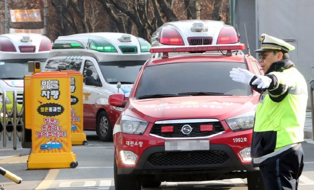 14일 오전 폭발로 인한 화재가 발생한 대전 유성구 외삼동 한화 대전공장에서 119구급 차량이 줄지어 나오고 있다.ⓒ연합뉴스