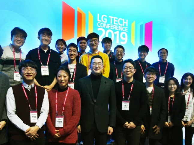 구광모 LG 회장(앞줄 왼쪽에서 세 번째)이 13일 오후 서울 강서구 마곡 LG사이언스파크에서 열린 'LG 테크 컨퍼런스'에서 초청 인재들과 함께 기념촬영을 하고 있다.ⓒLG