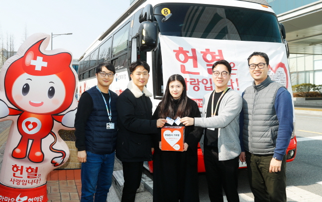 삼성디스플레이 직원들이 13일 충남 아산캠퍼스에서 열린 '사랑의 헌혈 캠페인'에서 헌혈증을 기증한 뒤 기념촬영을 하고 있다.ⓒ삼성디스플레이