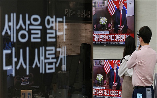 북미정상회담이 열린 지난해 6월 12일 오전 서울 용산구 전자랜드에서 김정은 북한 국무위원장과 도널드 트럼프 미국 대통령의 북미정상회담이 텔레비전으로 중계되고 있다. ⓒ데일리안 홍금표 기자