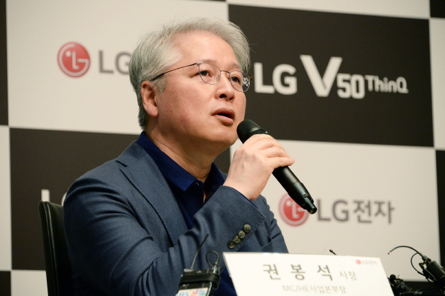 권봉석 HE/MC 사업본부장(사장)이 지난 15일 서울 강서구의 'LG사이언스파크'에서 진행된 기자간담회에서 기자들의 질문에 답하고 있다. ⓒ LG전자 