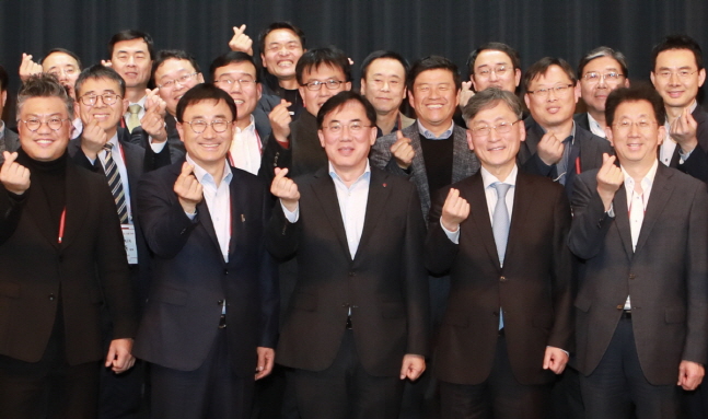 정철동 LG이노텍 사장(앞줄 가운데)을 비롯한 LG이노텍 관계자들이 15일 서울 강서구 마곡 LG이노텍 R&D캠퍼스에서 개최된 ‘2019 동반성장 상생데이’에서 협력사 대표들과 기념촬영을 하고 있다.ⓒLG이노텍