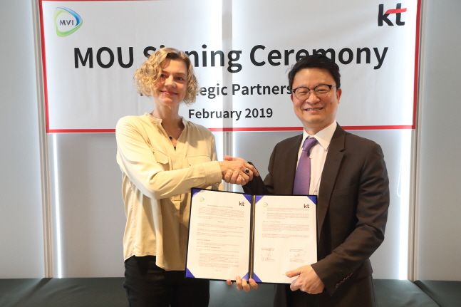 KT 글로벌사업개발 본부장 김영우 상무(오른쪽)와 MVI CEO 앙케길이 지난 15일 KT광화문 사옥에서 협약을 체결하고 있다. ⓒ KT