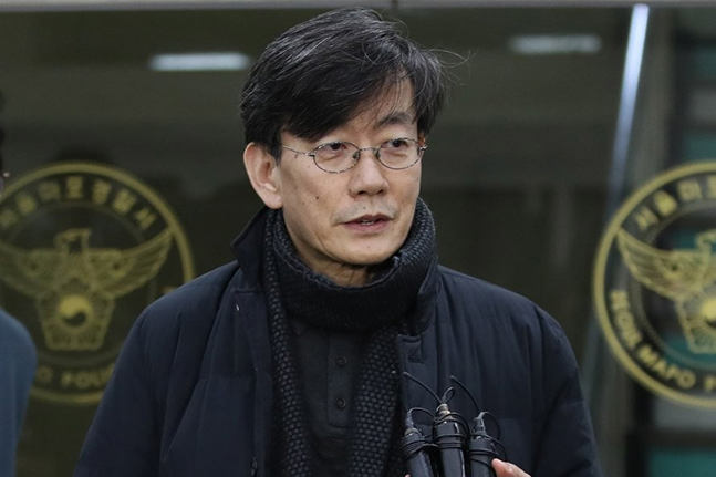 폭행·협박 등 의혹을 받는 손석희 JTBC 대표이사가 17일 오전 서울 마포경찰서에서 조사를 마친 뒤 귀가하며 취재진의 질문에 답하고 있다.ⓒ얀합뉴스