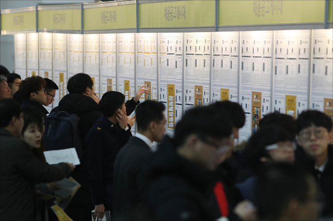지난해 11월 21일 인천 송도 컨벤시아에서 열린 ‘2018 제2차 KB굿잡 우수기업 취업박람회’에서 구직자들이 채용공고를 살펴보고 있다.(자료사진)ⓒ데일리안 홍금표 기자