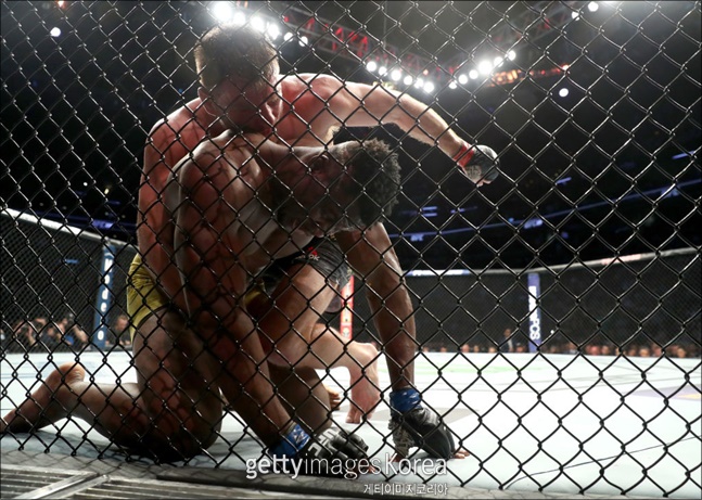 [UFC]은가누는 지난해 1월 타이틀매치에서 미오치치 레슬링에 고전하다가 판정패했다. ⓒ 게티이미지