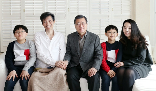 문재인 대통령이 17일 암 투병 중인 이용마 MBC 기자와 가족을 위로하고 있다.ⓒ이용마 기자 페이스북