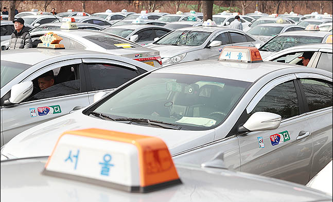 새요금체계가 반영된 미터기 프로그램 교체가 시작된 18일 오후 서울 마포구 난지천 공원 주차장에서 미터기를 교체하기 위한 택시들이 주차되어 있다. 서울 시내 택시 기본요금은 지난 16일 오전 4시부터 3,000원에서 3,800원으로 약 6년 만에 인상되었다. ⓒ데일리안 류영주 기자
