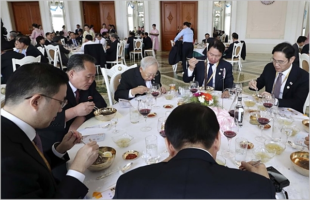 한국기업 총수들이 지난해 9월 평양 옥류관에서 열린 오찬에서 리선권 조국평화통일 위원장 등 북측 인사들과 한 테이블에서 식사하고 있다 ⓒ평양사진공동취재단