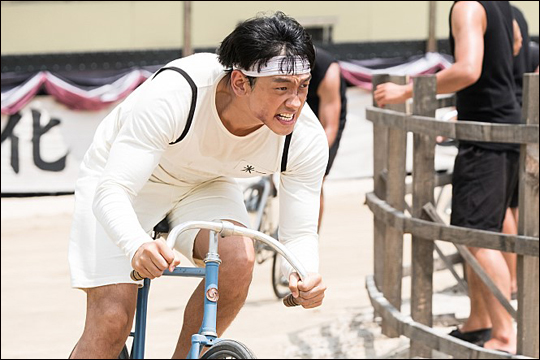 정지훈 주연의 '자전차왕 엄복동'은 일제강점기 일본이 조선을 지배하기 위해 시행한 자전거 경주에서 일본 선수들을 제치고 우승한 자전거 영웅 엄복동의 실화를 바탕으로 한 작품이다.ⓒ셀트리온엔터테인먼트