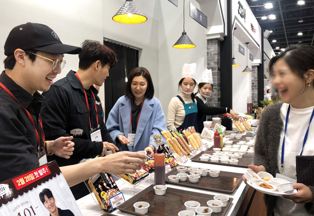 19일 서울 aT센터에서 열린 2019년 GS25 상품 전시회 Fresh Food 아카데미에서 연예인 김종국씨와 하하씨가 냉장 안주 신상품을 소개하고 있다.ⓒGS25