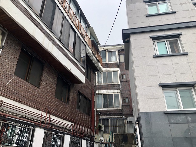 신축과 구축 원룸이 빼곡히 뒤섞여 있는 서울의 한 대학교 원룸촌 모습. ⓒ이정윤 기자