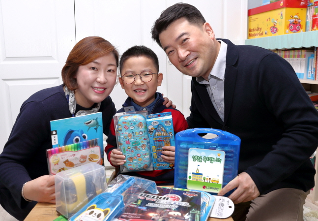 초등학교 입학선물을 받은 LG디스플레이 직원 가족의 모습. ⓒ LG디스플레이 
