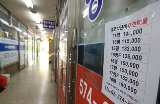 지난달 서울 아파트 매매 거래건수는 6040건으로 1년 만에 60%가 급감했다. 서울 강남구의 한 공인중개업소 모습.ⓒ연합뉴스