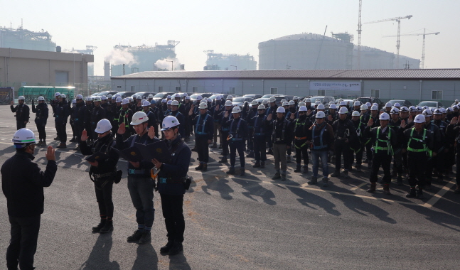 한국가스공사는 21일 인천 LNG 기지 4지구 건설현장에서 공사 참여자들의 안전의식 제고 및 사고 예방을 위한 ‘안전실천 결의대회’를 개최했다.ⓒ한국가스공사