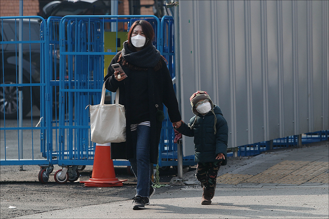 미세먼지 비상저감조치가 발령된 21일 서울 성동구에서 마스크를 착용한 시민들이 길을 지나고 있다. ⓒ데일리안 홍금표 기자 