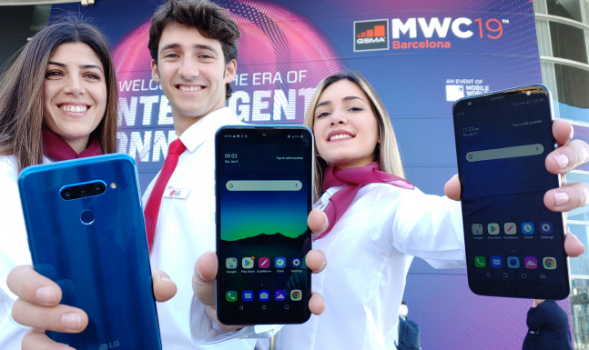 LG전자 모델들이 MWC 2019가 열리는 '피라그란비아' 전시장 입구에서 'LG Q60', 'LG K50', 'LG K40' 등 실속형 스마트폰 신제품 3종을 소개하고 있다. ⓒ LG전자 