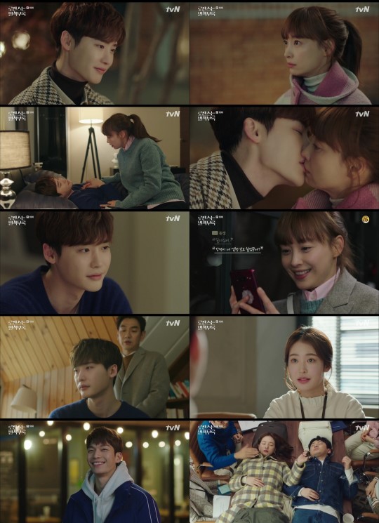 tvN '로맨스는 별책부록' 이나영과 이종석이 달콤한 첫 입맞춤으로 '진짜' 로맨스의 시작을 알렸다. ⓒtvN
