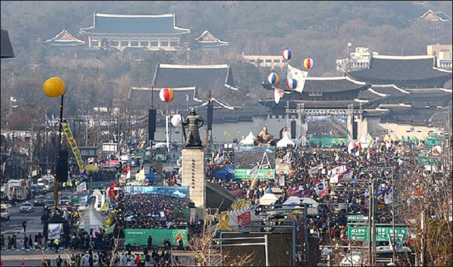 박근혜 전 대통령이 헌정사상 처음으로 파면된 가운데 2017년 3월 11일 오후 서울 광화문 광장에서 박근혜 대통령 탄핵을 기념하는 '촛불 승리 20차 범국민행동의 날'이 열리고 있다. 광화문 광장에 모인 시민들 뒤편으로 청와대가 보이고 있다. ⓒ사진공동취재단