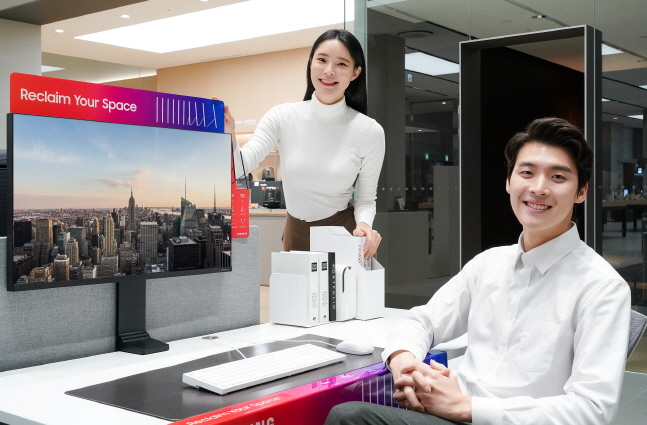 삼성전자 모델들이 책상 위 공간 활용을 자유롭게 해 줄 '삼성 스페이스 모니터'를 소개하고 있다.ⓒ삼성전자