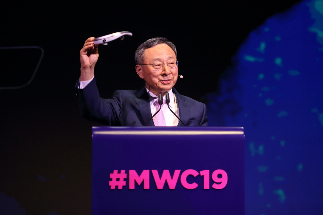 황창규 KT 회장이 25일(현지시간) 스페인 바르셀로나에서 개막한 MWC 2019에서 ‘마침내 5G와 차세대 지능형 플랫폼을 실현하다’를 주제로 기조연설을 하고 있다. ⓒ KT