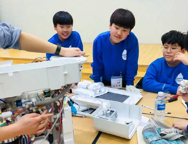 코웨이 임직원 자녀들이 지난 21일부터 23일까지 2박3일간 서울대학교 연구공원 내 코웨이 환경기술연구소에서 개최된 '코웨이 과학캠프'에서 제품 제작 시연을 살펴보고 있다.ⓒ코웨이