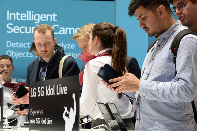 LG전자가 현지시간 25일부터 28일까지 나흘간 스페인 바르셀로나에서 열리는 ‘MWC 2019’에 참가했다. 전시장을 찾은 관람객들이 LG전자의 첫 5G 스마트폰 'V50씽큐'와 탈착형 악세서리 'LG 듀얼 스크린'을 관심있게 살펴보고 있다. ⓒ LG전자
