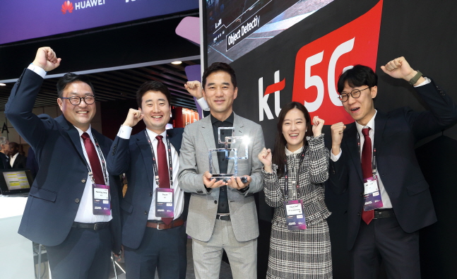 임채환 KT AI 사업담당 상무(가운데)를 비롯한 MWC 글로벌 모바일 어워즈 2019에서 수상한 지니페이 관계자들이 수상을 기뻐하고 있다. ⓒ KT