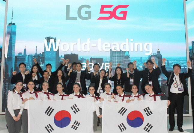 LG유플러스 및 LG전자 직원들과 부스 운영직원들이 28일 부스에서 3.1절을 기념하여 태극기를 들고 만세를 외치고 있다. ⓒ LGU+