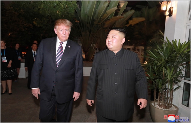 도널드 트럼프 미국 대통령과 김정은 북한 국무위원장이 27일 베트남 하노이에서 2차북미정상회담을 진행하고 있다. ⓒ조선중앙통신 