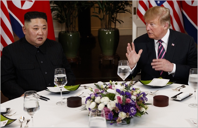 김정은 북한 국무위원장과 도널드 트럼프 미국대통령이 지난 28일 베트남 하노이에서 2차 북미정상회담을 진행하고 있다. ⓒ조선중앙통신 