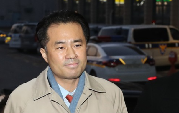 손석희 JTBC 대표이사를 폭행치상 혐의 등으로 고소한 프리랜서 기자 김웅씨가 1일 오전 서울 마포경찰서에 출석하고 있다.ⓒ연합뉴스