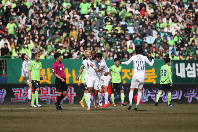 1일 오후 2시 전주월드컵경기장에서 열린 전북과 대구의 공식 개막전에서는 양 팀이 치열한 공방 끝에 1-1 무승부를 기록했다. ⓒ 한국프로축구연맹
