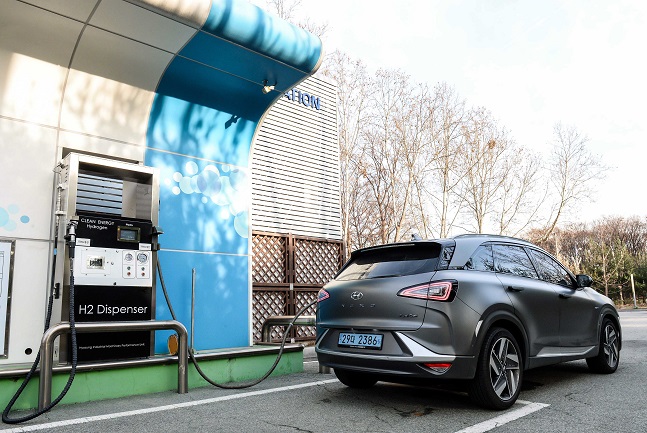 현대자동차 수소전기차 넥쏘가 서울 서초구 양재 수소충전소에서 수소를 충전하고 있다. ⓒ현대자동차 