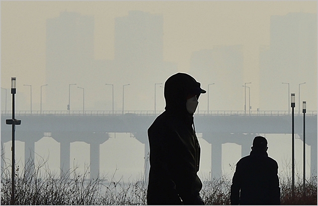서울 여의도 일대에서 산책을 나온 시민들 뒤로 도심이 뿌옇게 보이고 있다. ⓒ데일리안 홍금표 기자