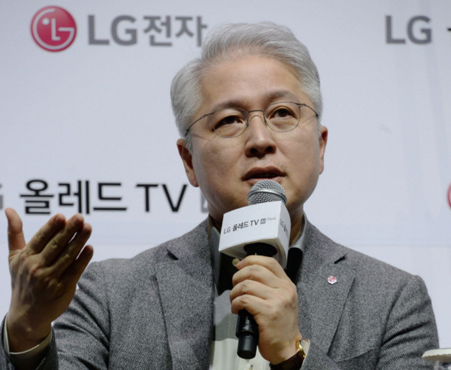 권봉석 LG전자 사장(MC·HE사업본부장)이 6일 서울 강서구 마곡 소재 LG사이언스파크에서 개최된 '2019년 LG TV 신제품 발표회'에서 올해 TV 사업 관련 기자들의 질의에 답하고 있다.ⓒLG전자