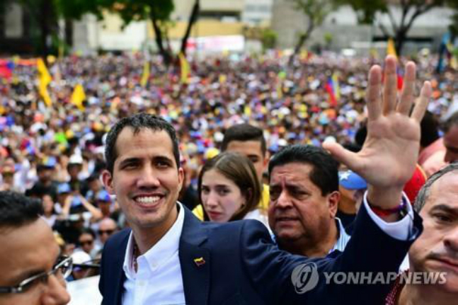 후안 과이도 베네수엘라 임시 대통령이 5일(한국시각) 남미 5개국 순방을 마치고 카라카스국제공항으로 귀국한 직후, 지지자들에게 둘러싸여 있다. ⓒ연합뉴스