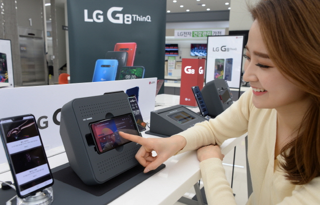 모델이 7일 LG 베스트샵 서울양평점에서 붐박스부스터에 거치된 G8 씽큐의 스테레오 사운드를 체험해보고 있다. ⓒ LG전자 