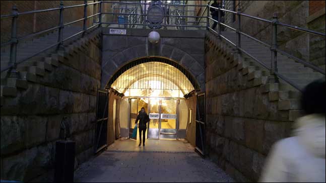 스톡홀름 시내에서 꽤 유명한 터널 길인 투넬스가탄. 명소지만 처음 접하는 사람은 후미진 길에 대한 두려움을 느끼기도 한다. (사진 = 이석원)