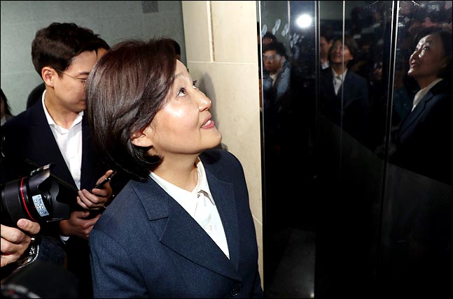 중소벤처기업부 장관에 내정된 박영선 더불어민주당 의원이 8일 국회 의원회관 사무실을 나서 승강기를 기다리고 있다. ⓒ데일리안 박항구 기자